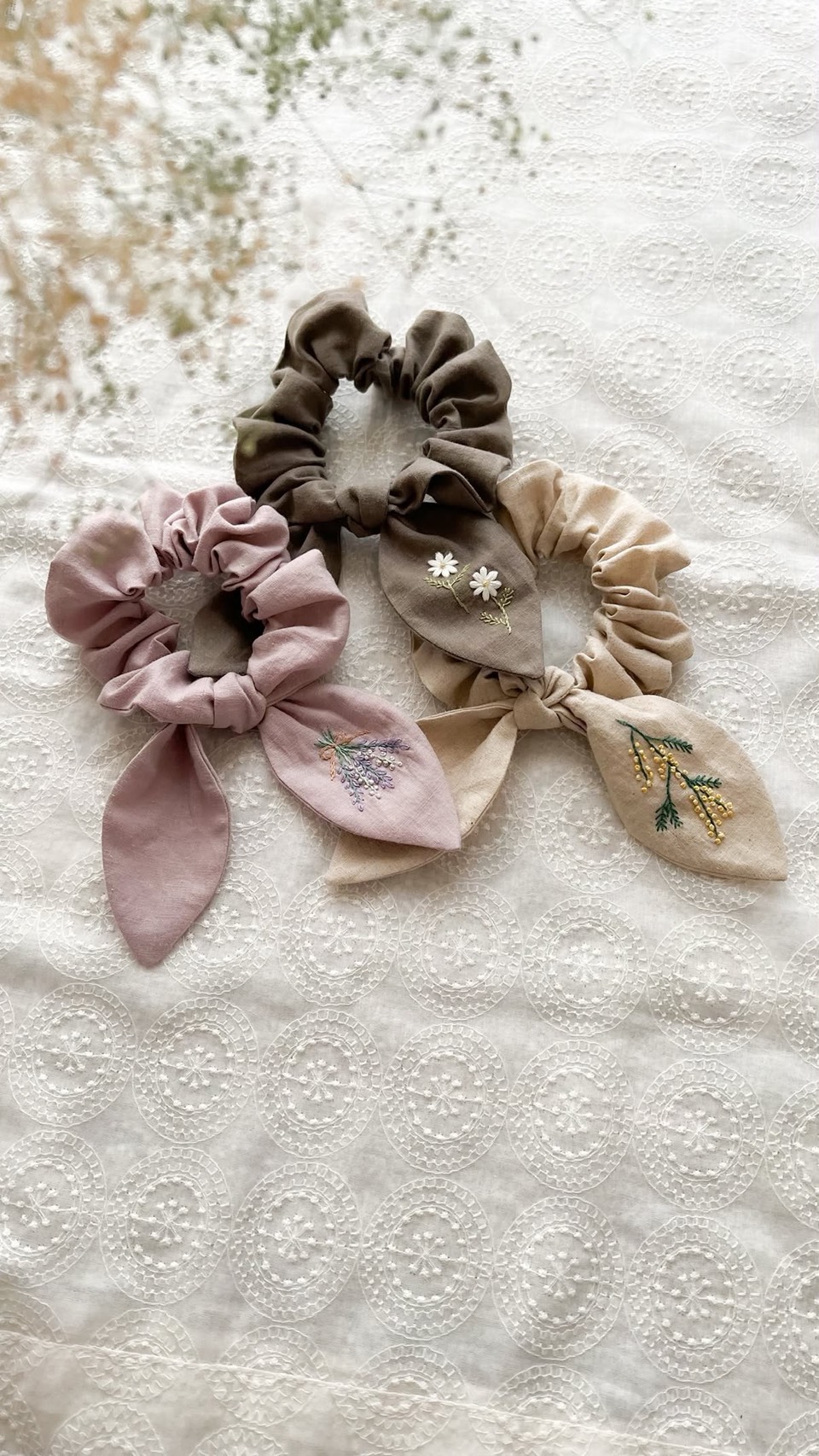 刺繍入りシュシュ